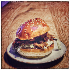 Pulled-Turkey Burger mit Spitzkohl und Brioche Bun
